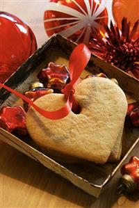 Heart-shaped biscuits and Christmas decorations in a box