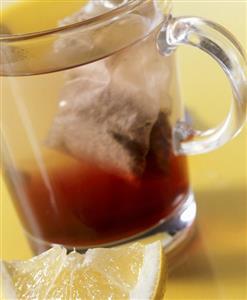 A glass of fruit tea with lemon