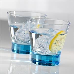 Two glasses of water with ice cubes and a slice of lemon