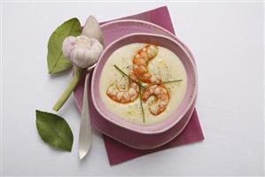 Garlic cream soup with prawns