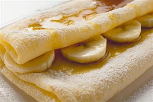 Crpes with bananas and maple syrup