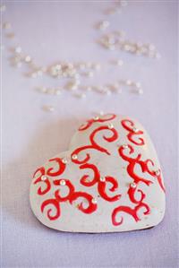 Heart-shaped Lebkuchen with white icing and dragees
