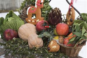 Gingerbread, fruit, vegetables and mistletoe