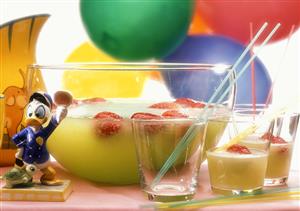 Green children's punch with strawberries. Receta disponible TR