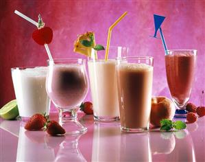 Assorted Fruit Milkshakes with Straws. Prohibido su uso en portada de libro hasta septiembre 2014