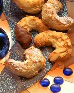 Almond cookies with chocolate and icing sugar