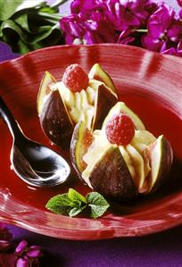 Fresh figs filled with mascarpone on raspberry sauce