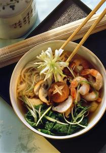 Noodle stew with shrimps, shiitake and spinach in bowl (1)