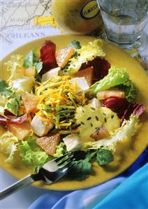 Mixed salad with courgette & carrot strips & grapefruit