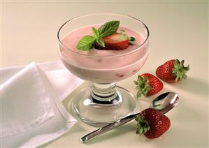 Strawberry yogurt with fresh strawberries