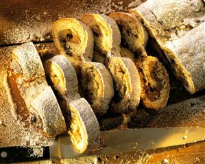 Pear and nut stollen, pieces cut (2)