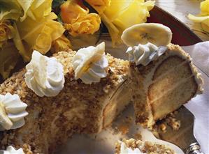 Hazelnut, banana and cream wreath