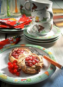 Spaghetti tartlets with redcurrants (for children)