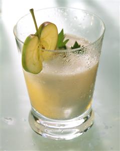 Apple & celery juice in glass, garnished with apple slice