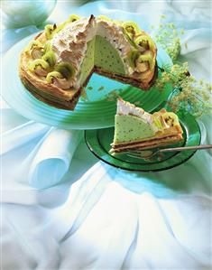 Domed kiwi fruit gateau with meringue