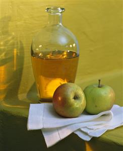 Carafe of cider vinegar, decoration: two fresh apples (3)