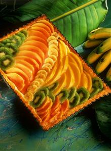 Tray-baked cake with exotic fruits