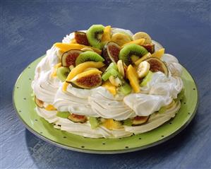 Meringue gateau with exotic fruit