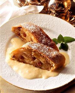 Two pieces of apple strudel with custard. Receta disponible TR