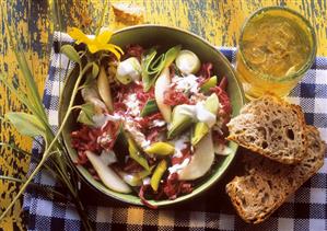 Magdeburg red cabbage & leek salad with pears in dish