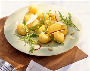 Marinated potatoes with apple wedges, Parmesan & rocket (1)