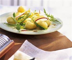 Marinated potatoes with apple wedges, Parmesan & rocket (3)