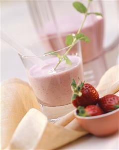 Strawberry yoghurt mix in glass & fresh strawberries (3)