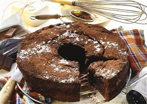 Mississippi mud cake (round chocolate cake), a piece cut