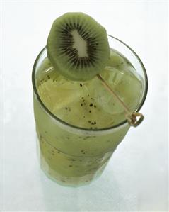 Kiwi juice with ice cubes in glass with kiwi slice garnish(2)