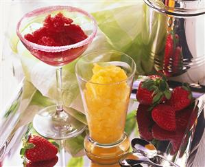 Mango sorbet and strawberry sorbet in glasses (2)