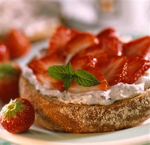 Roll filled with strawberries and chocolate ricotta