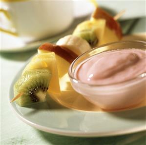 Skewered fruit with yoghurt dip (1). Receta disponible