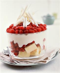 Raspberry trifle in a glass with white & grated chocolate. Receta disponible TR.