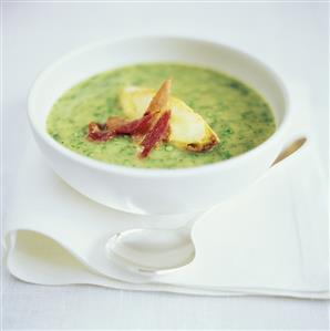 Herb cream soup with bread and bacon (3)