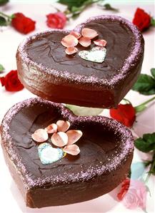 Sweet Love gateau (heart-shaped gateau with rose petals)