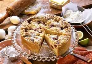 Cheesecake with cherries and crumb topping (2)