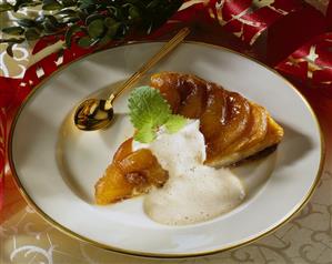 Apple tart with cinnamon cream