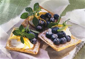 Tartlets with soft cheese and blueberries (2)