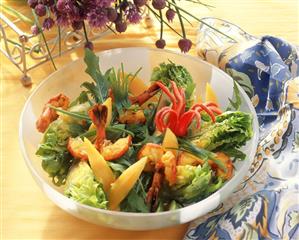 Green salad with mango, shrimps, chilis & curry (2)