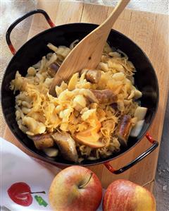 Pan-cooked cabbage, home-made noodles, sausages & apples (2)