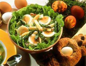 Egg salad with asparagus and apples on lettuce