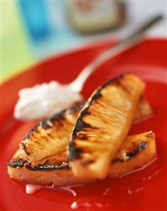 Grilled pineapple with yoghurt and maple syrup