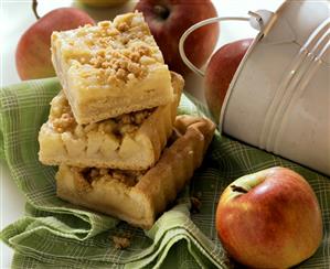 Several pieces of apple cake with crumble (3)