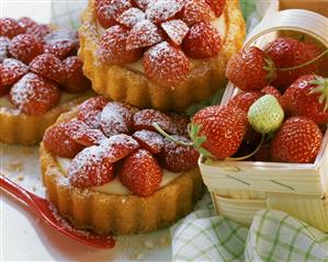 Strawberry tartlet with blancmange (1)