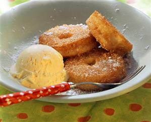 Cinnamon and apple fritters with vanilla ice cream (1)