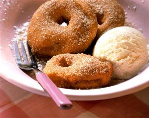 Cinnamon apple fritters with vanilla ice cream (3)