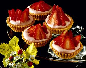 Strawberry tartlet with strawberry quark