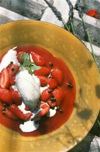 Strawberry ragout with green pepper & quark dumplings