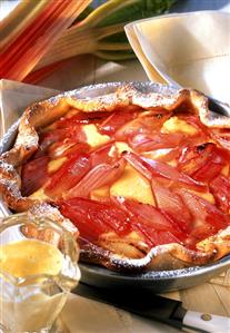 Cheesecake with rhubarb, with custard