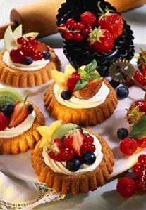 Tartlets with cream cheese mousse and fresh fruit